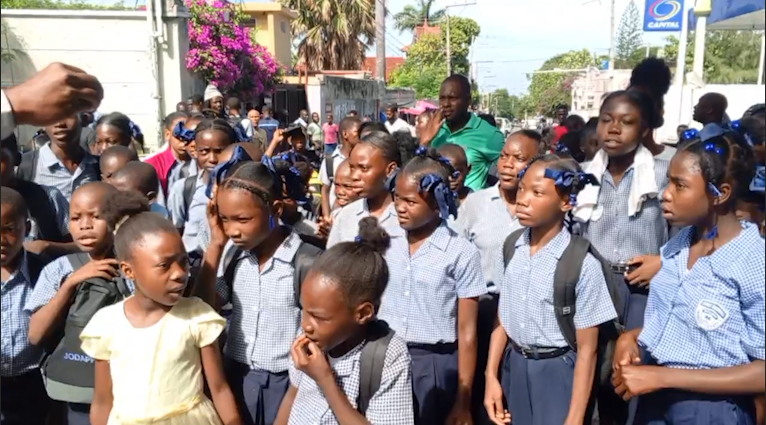 Les responsables de l'École nationale Charles Dubé manifestent pour réclamer un local